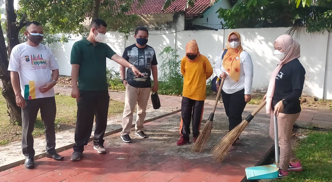 Kegiatan Jumat Bersih di Taman Makam Pahlawan